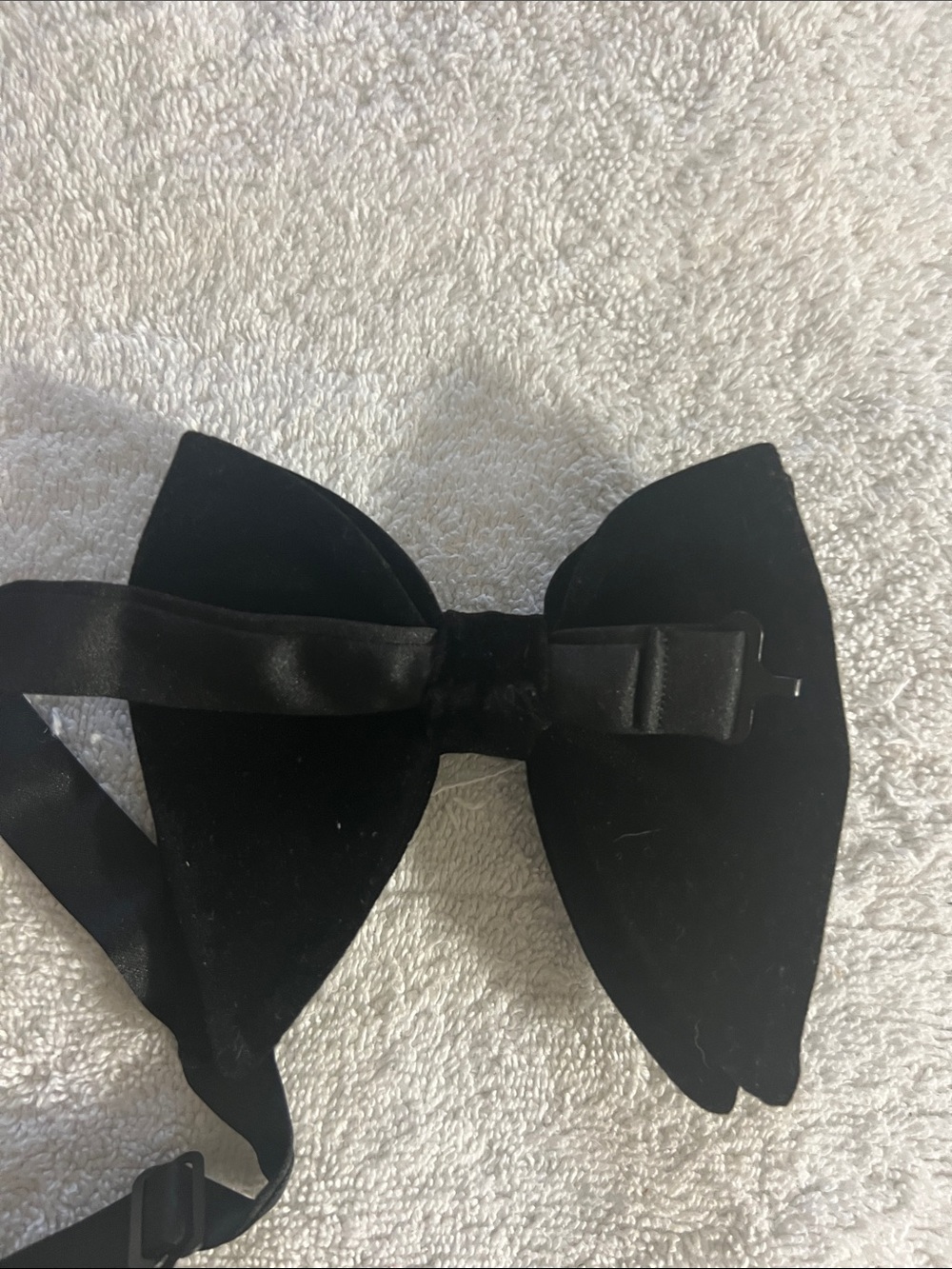 Tytus Elegant Bow tie Black Velvet with Silver fish emerald Accent - Picture 4 of 4